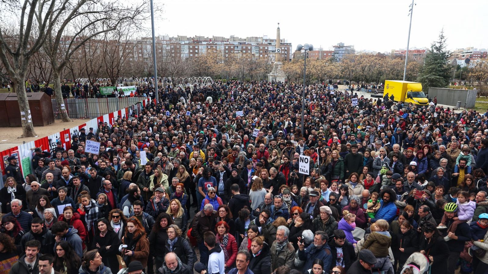 Protesta contra la tala en el parque de Madrid Río, el pasado sábado