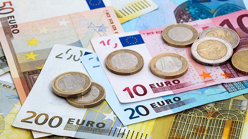 Imagen de monedas y billetes de euros
