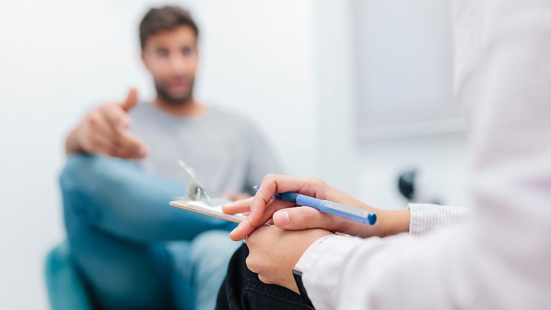 Un joven en una consulta psicológica