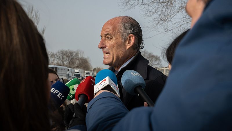 El expresidente de la Generalitat valenciana Francisco Camps atiende a los medios