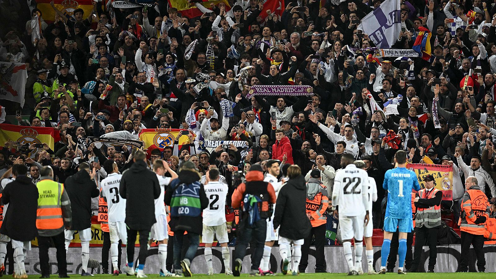 Los jugadores del Real Madrid celebran con su afición una noche histórica