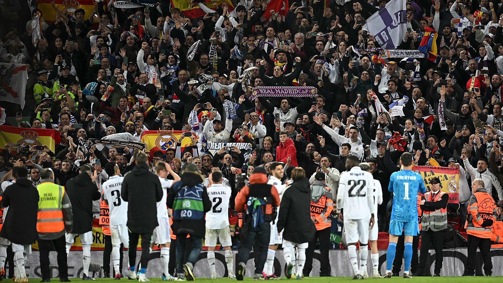 Los jugadores del Real Madrid celebran con su afición una noche histórica