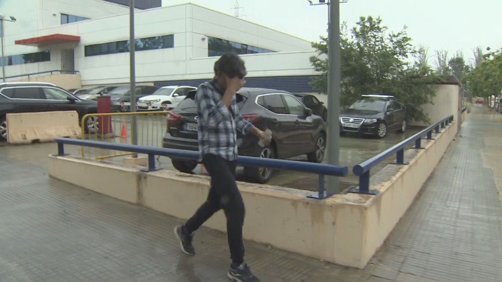  Gulam Abbas, el pare de les noies en sortir de la comissaria després dels assassinats