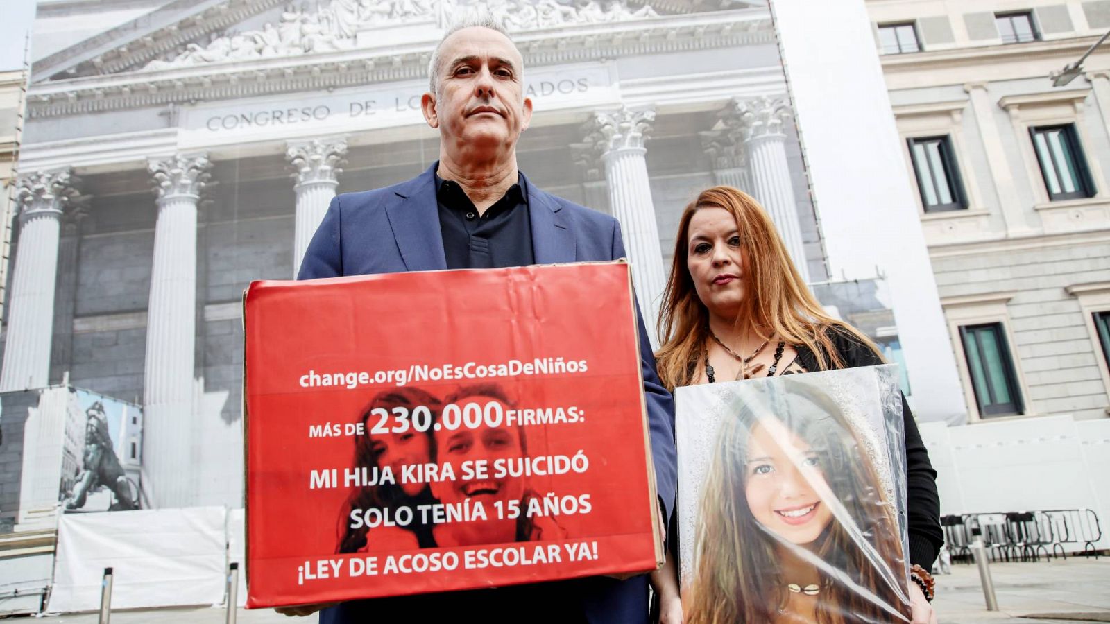 El padre de Kira, José Manuel López, presentando firmas en el Congreso para un protocolo contra el bullying