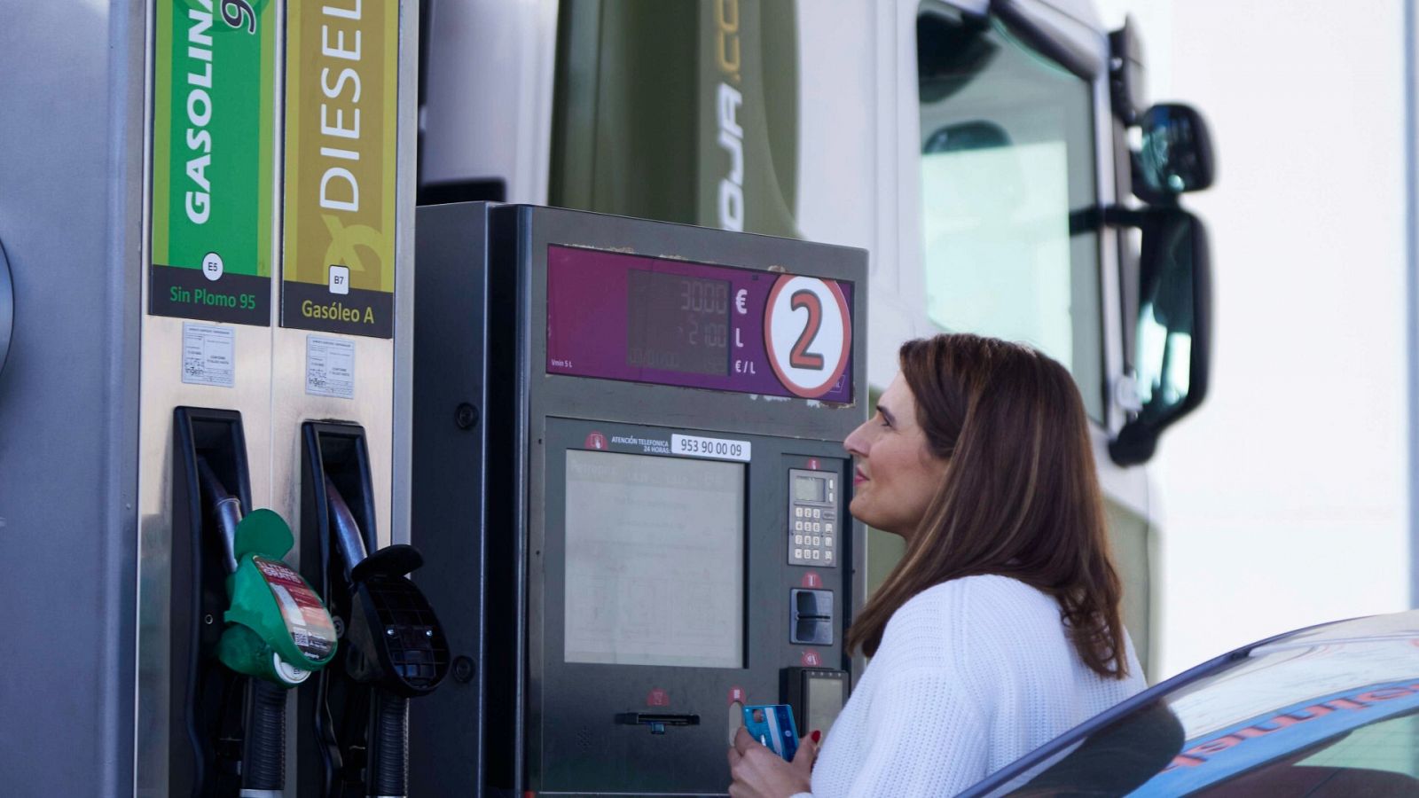 El diésel baja por tercera semana consecutiva y la gasolina se mantiene estable