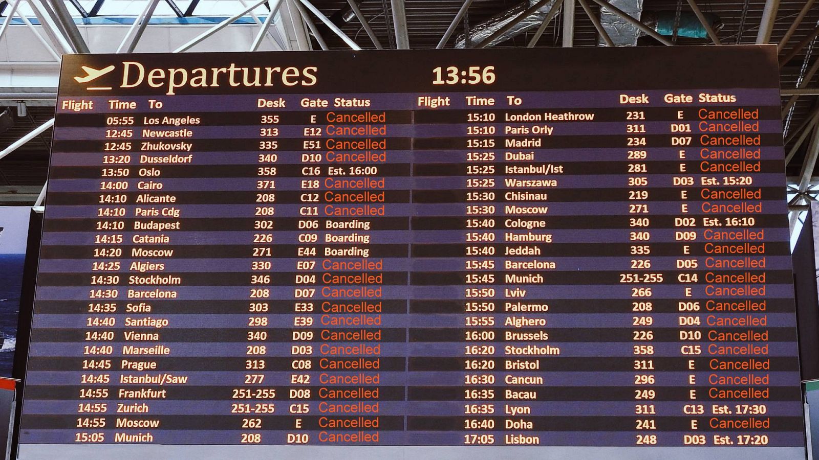 Imagen de archivo de un panel con vuelos cancelados en un aeropuerto