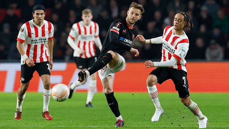 PSV - Sevilla, en directo: Rakitic ante Xavi Simons