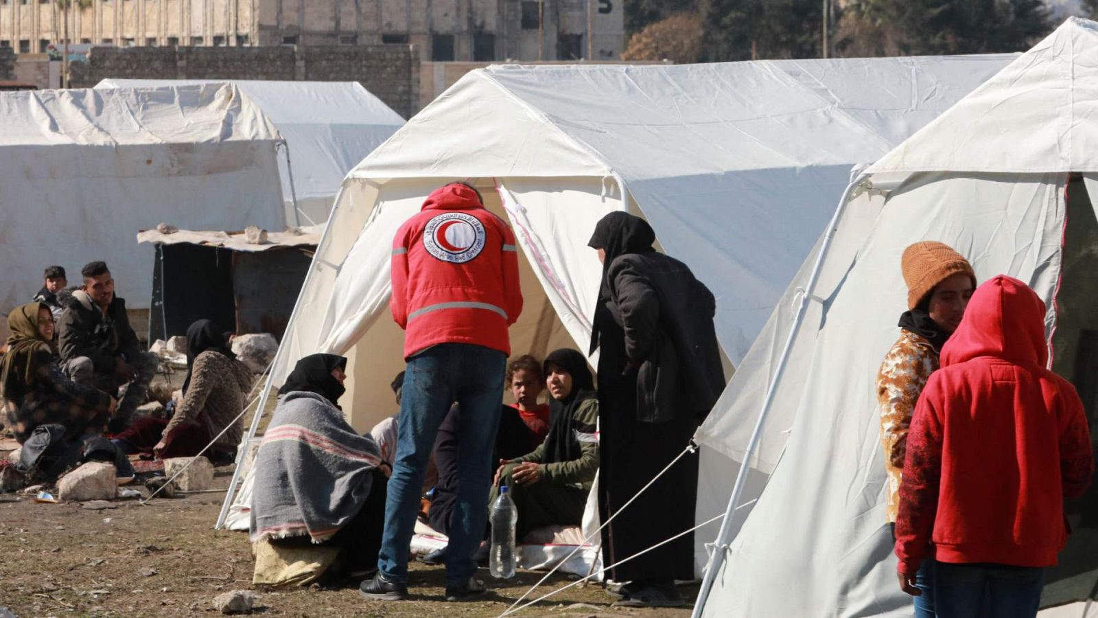 Campamento en el barrio de Bustan al-Qasr, en la ciudad septentrional de Alepo, tras el terremoto en Turquía y Siria.