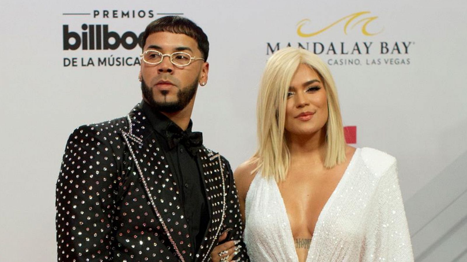 Anuel AA y Karol G posan en un photocall