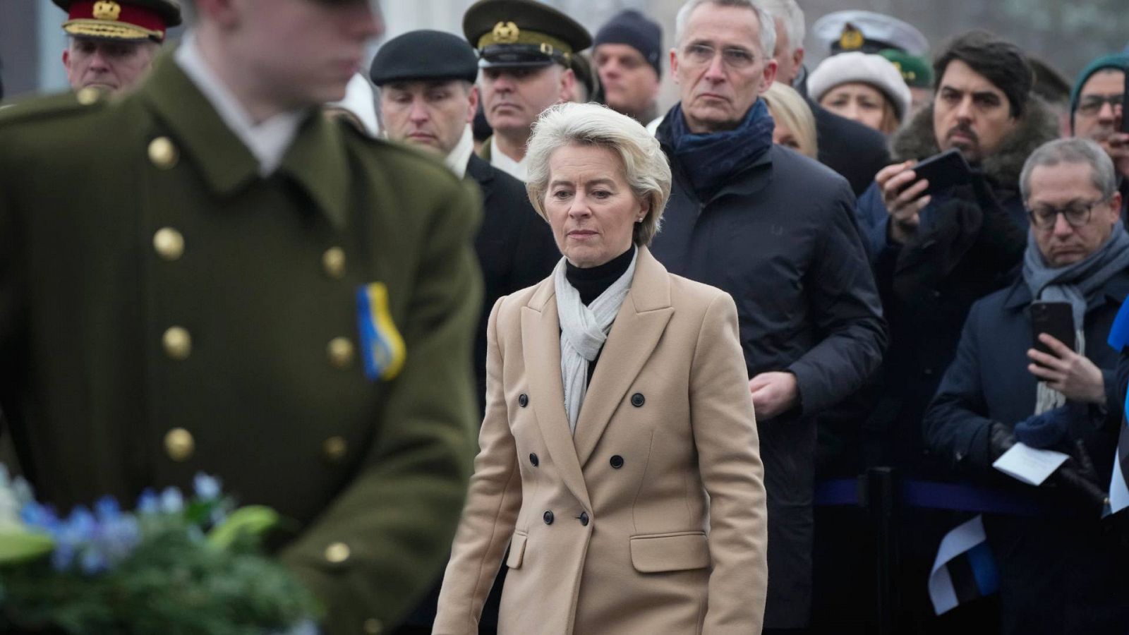 La presidenta de la Comisión Europea, Ursula Von der Leyen, y detrás el secretario general de la OTAN, Jens Stoltenberg, este viernes en Tallin, Estonia. Foto: AP Photo/Sergei Grits