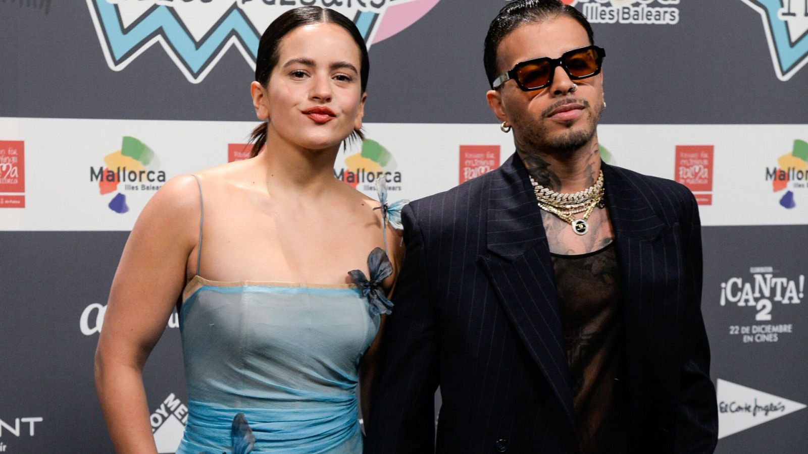 Rosalía y Rauw Alejandro posando en Los40 Music Awards 2022