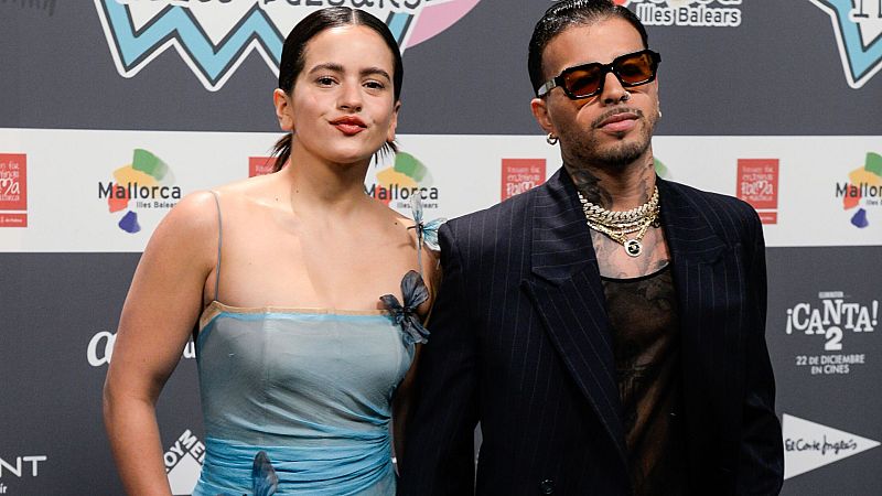 Rosalía y Rauw Alejandro posando en Los40 Music Awards 2022