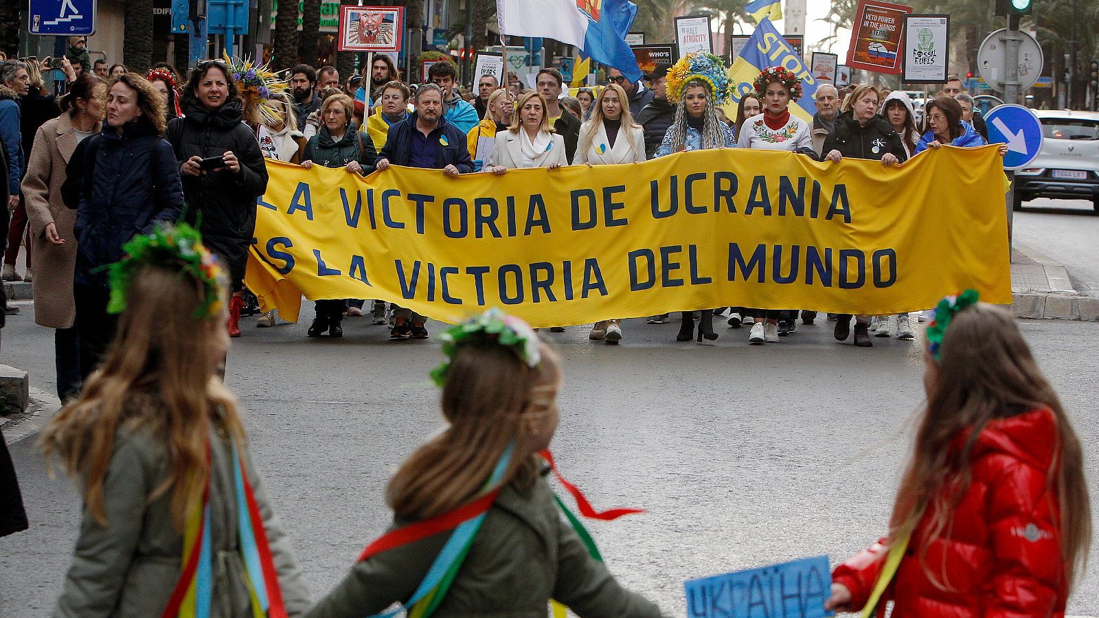 Vista general de la manifestación convocada por la asociación "Amigos de Ucrania" contra la guerra de Ucrania en Alicante