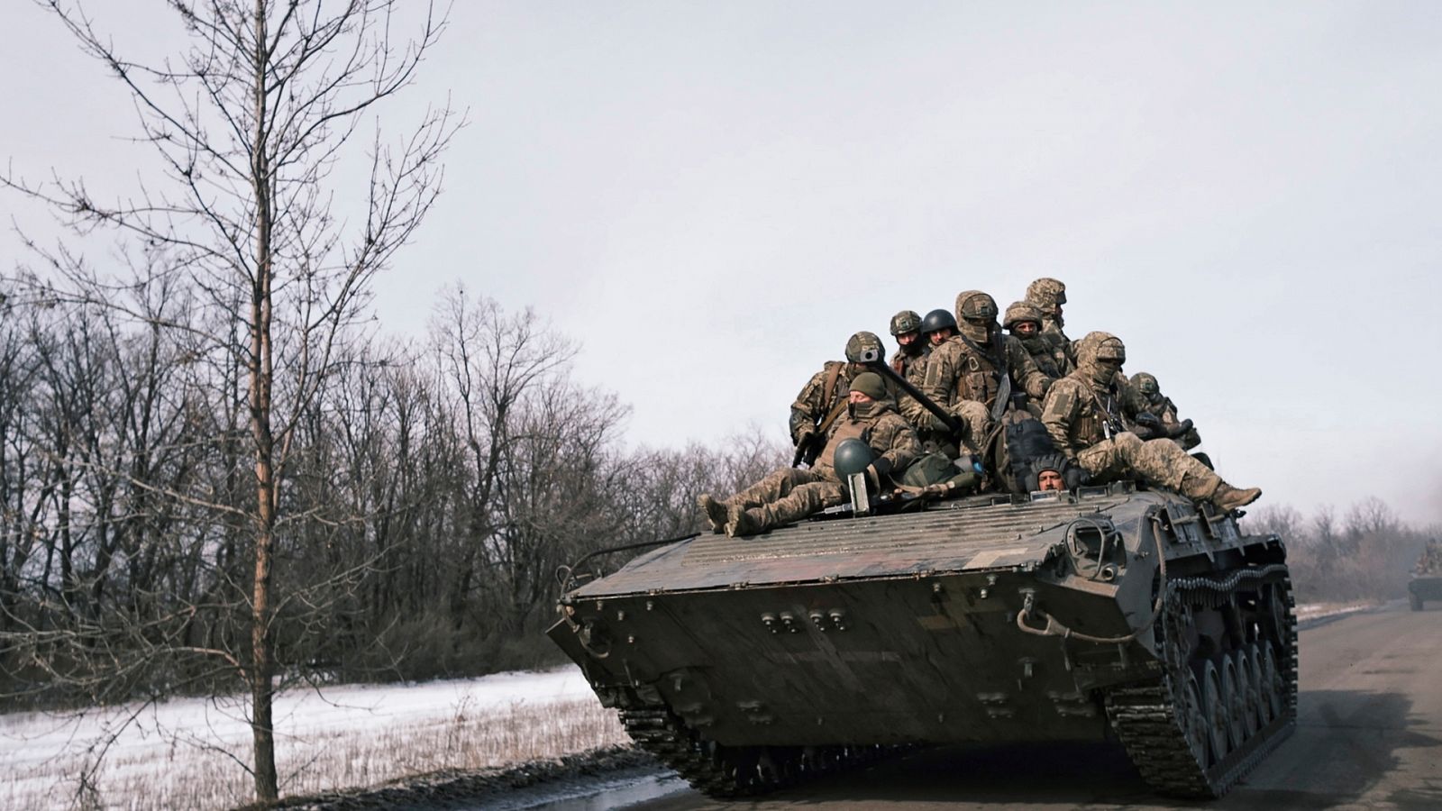 Militares ucranianos se transportan encima de un APC en una carretera en Bajmut