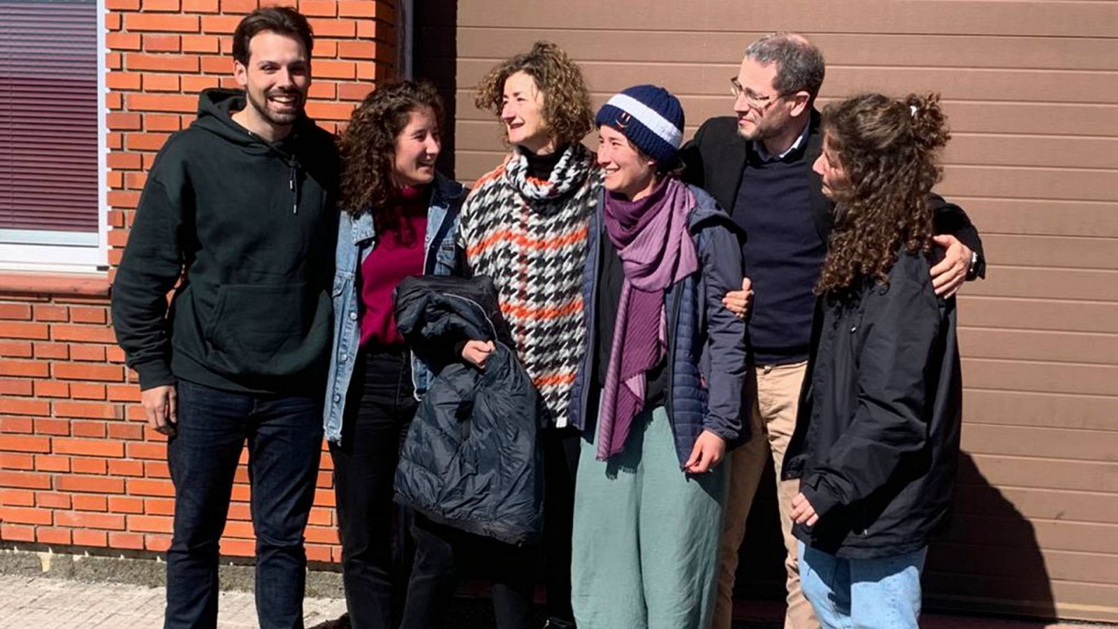 Ana Baneira posa junto a su familia tras llegar este lunes a Galicia