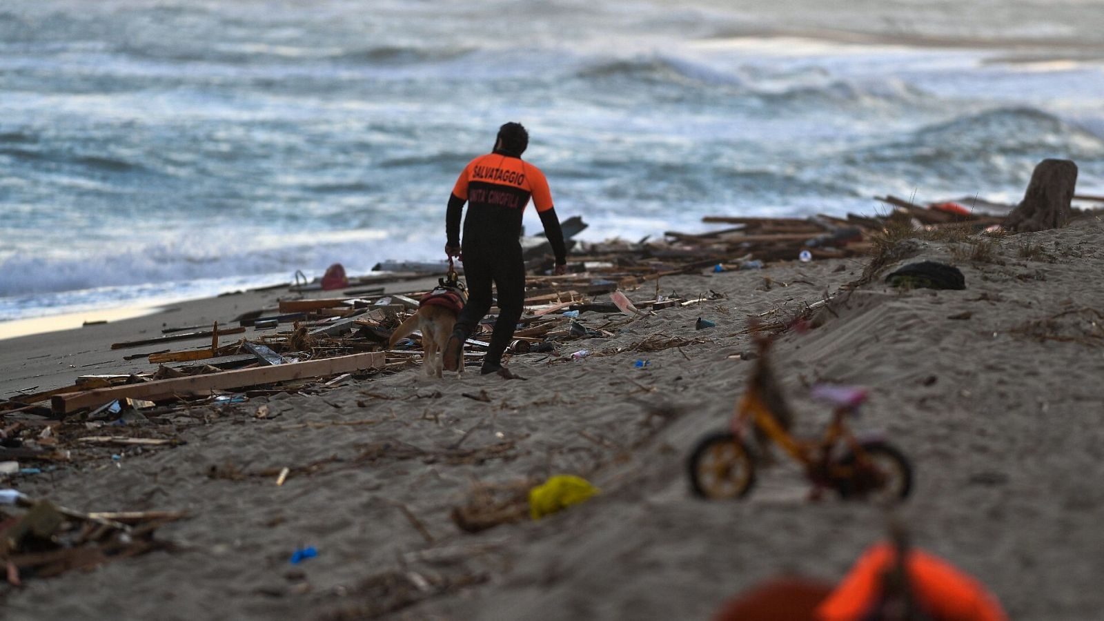 El naufragio en la costa de Calabria es uno de los más trágicos en años en Italia