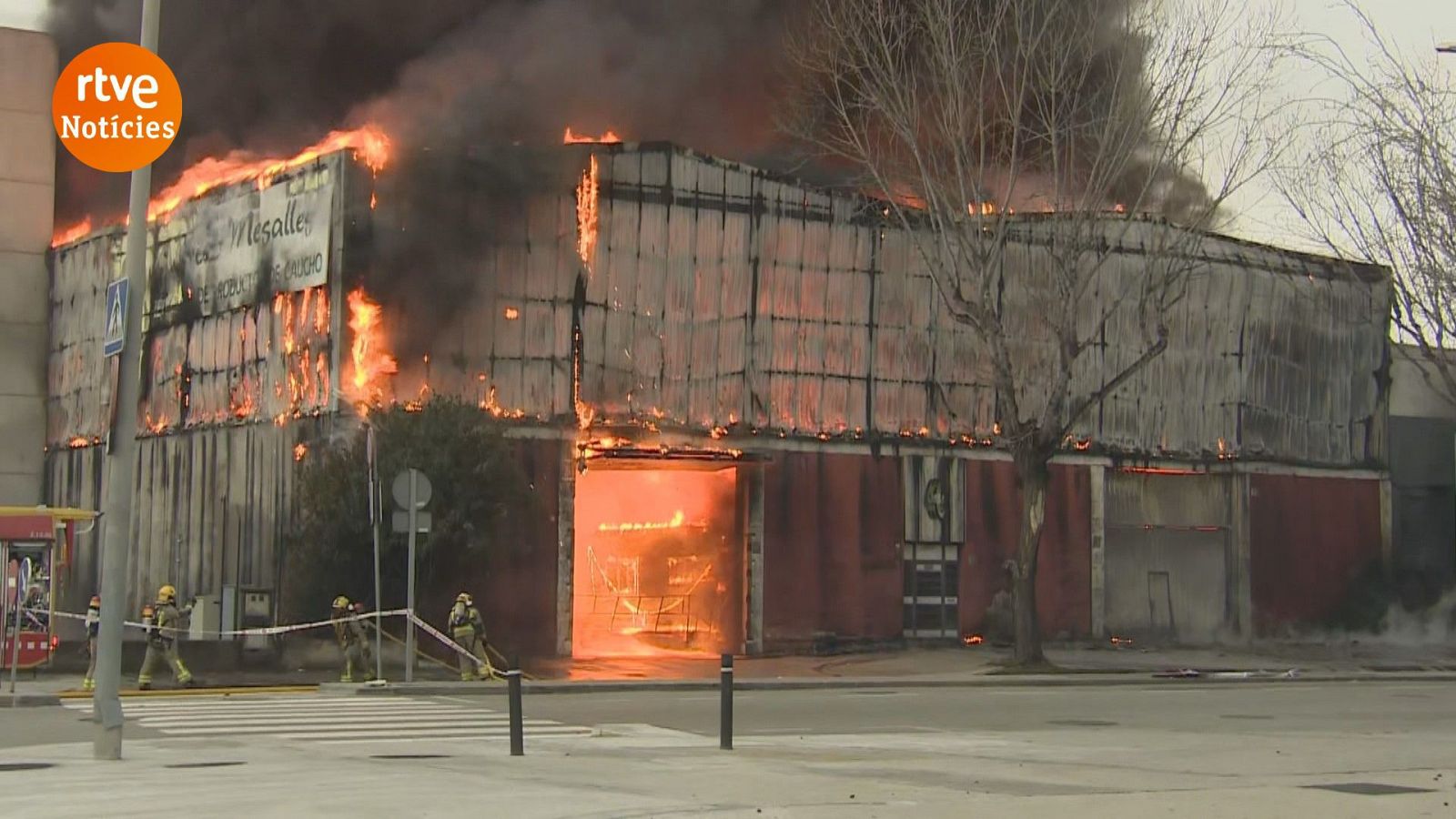 Incendi a una nau industrial de Sant Boi de Llobregat