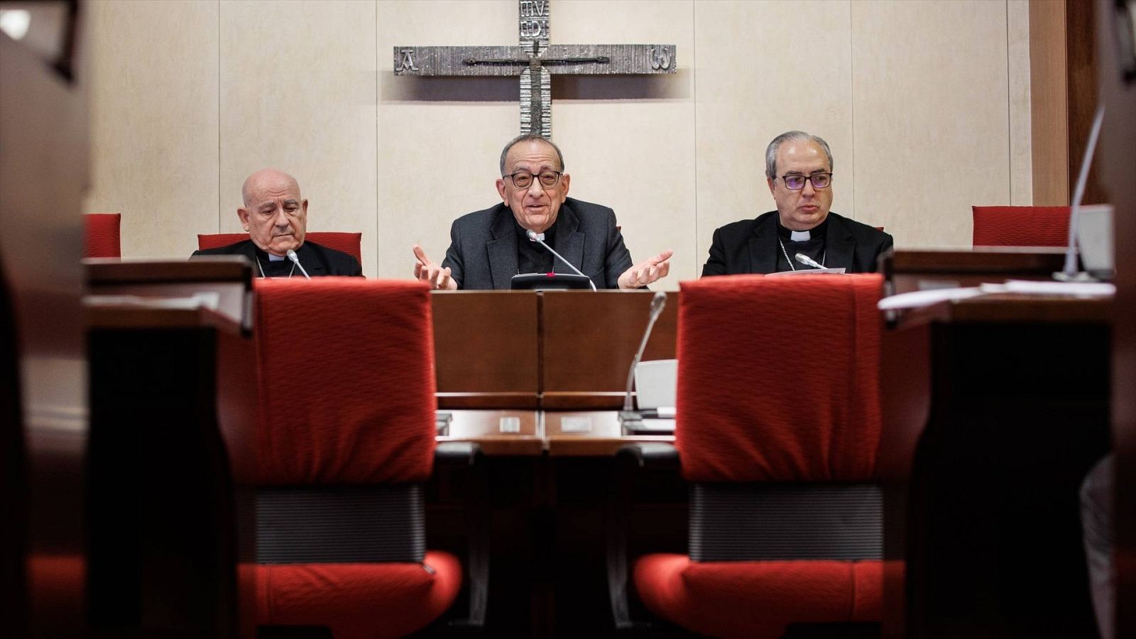 El obispo coordinador del Equipo Sinodal, Vicente Jiménez Zamora, el presidente de la CEE, cardenal Juan José Omella, y el secretario General de la CEE, Francisco César García Magán