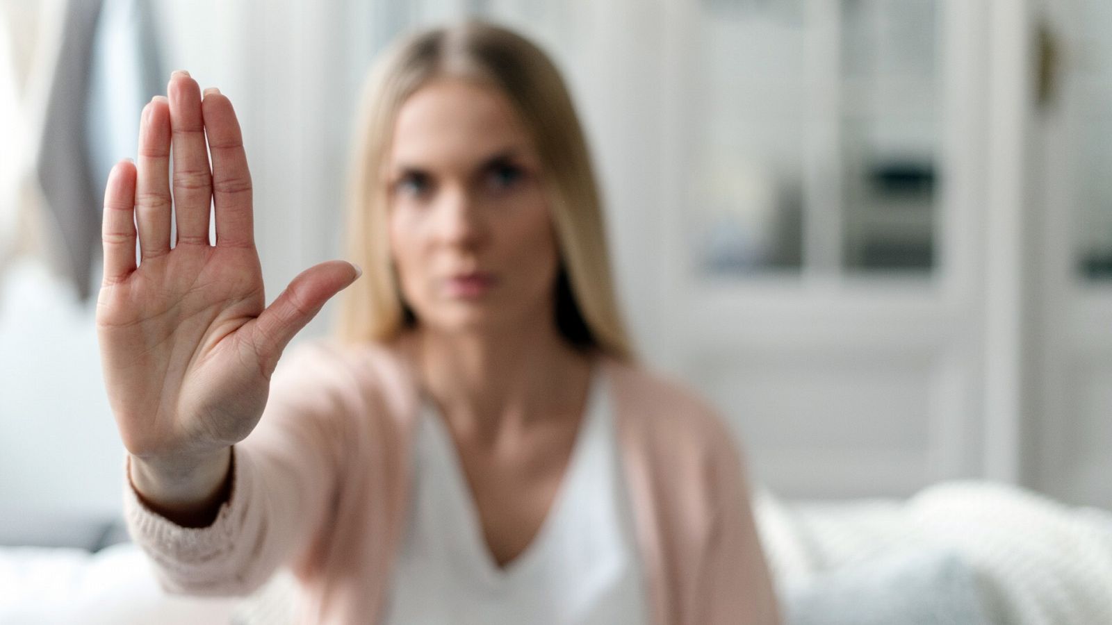 Una mujer levanta la mano en un gesto contra la violencia machista