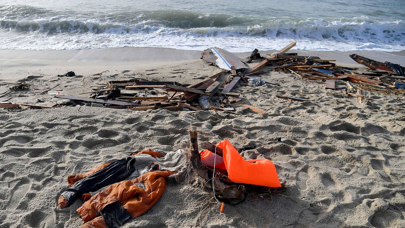 Ropa y trozos de madera en la playa dos días después del naufragio