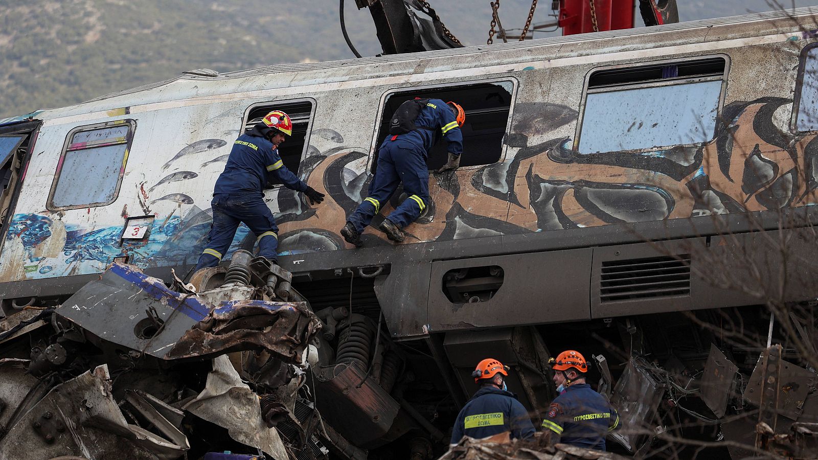 Además de los bomberos, la Policía y el Ejército se han movilizado para ayudar en las tareas de rescate.