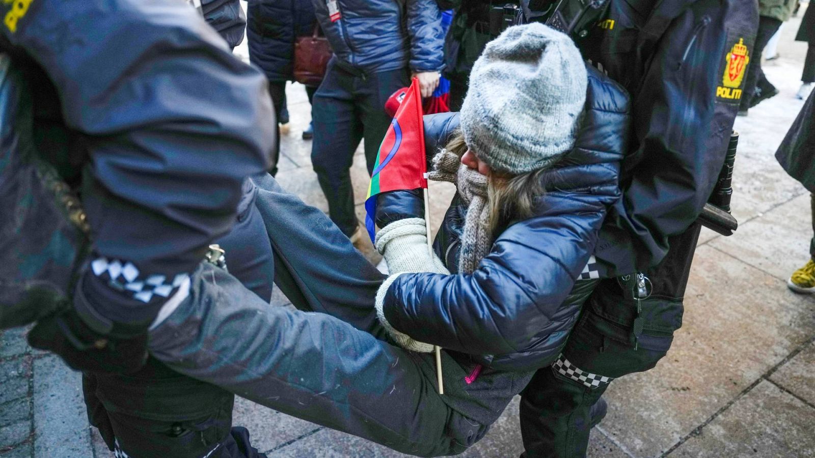 Momento en el que los agentes de policía detienen a Greta Thunberg en una manifiestación frente a la entrada del Ministerio de Finanzas en Oslo