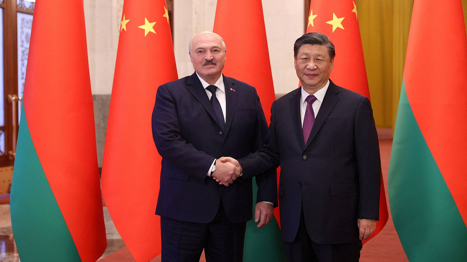 Alexander Lukashenko, y su homólogo chino, Xi Jinping, durante su encuentro en Pekín