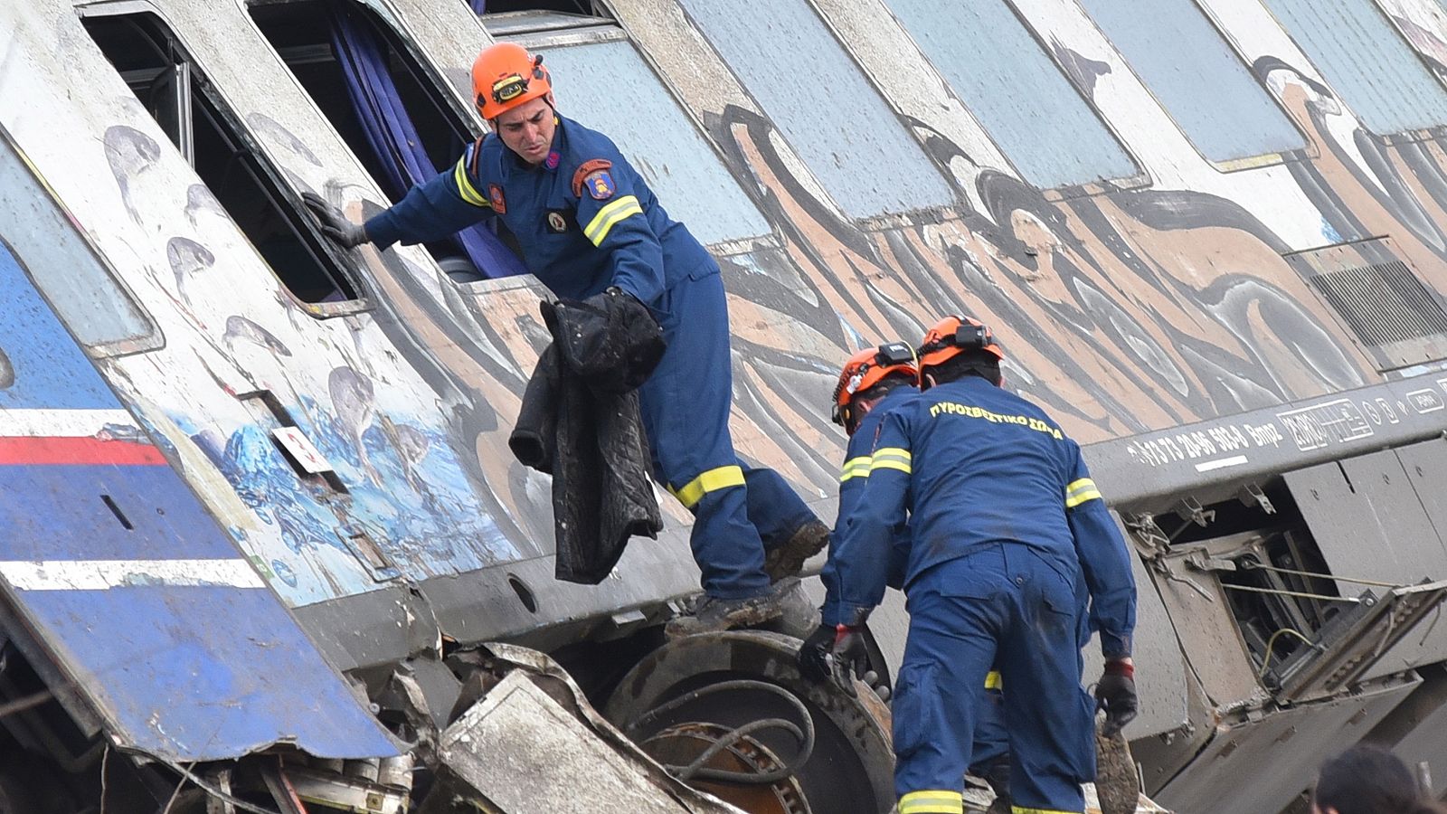 El rescate de las víctimas del choque de trenes continua en Grecia