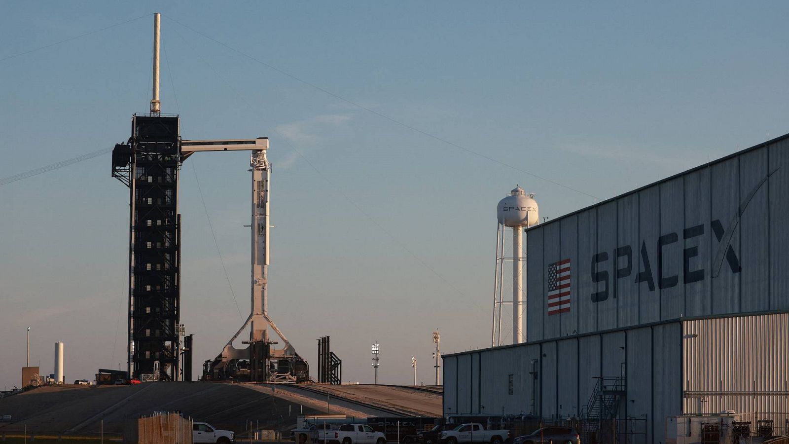 El cohete Falcon 9 de SpaceX y la nave espacial Dragon Endeavour en el Centro Espacial Kennedy se preparan para el lanzamiento de la misión SpaceX Crew-6.