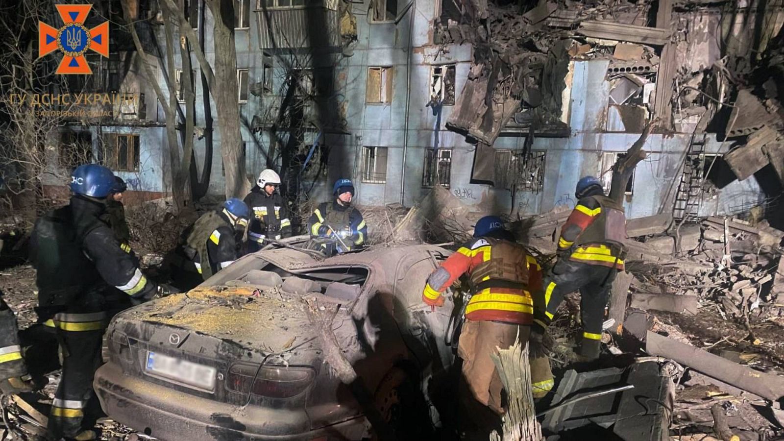 Una imagen del rescate de víctimas en el edificio residencial de Zaporiyia atacado por las fuerzas rusas