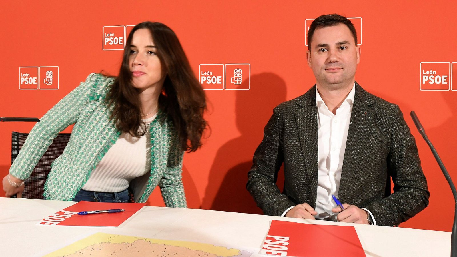 Los diputados socialistas Javier Alfonso Cendón y Andrea Fernández en una foto de archivo de una rueda de prensa