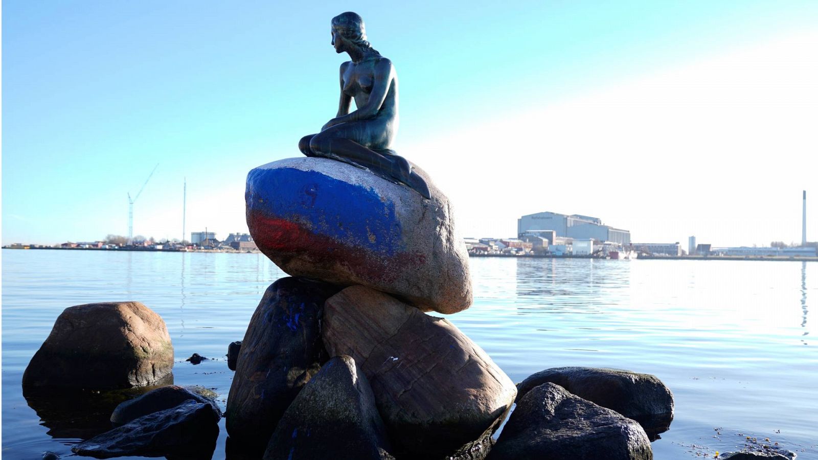 La bandera rusa aparece pintada en la piedra sobre la que se asienta la Sirenita, en Copenhague, Dinamarca