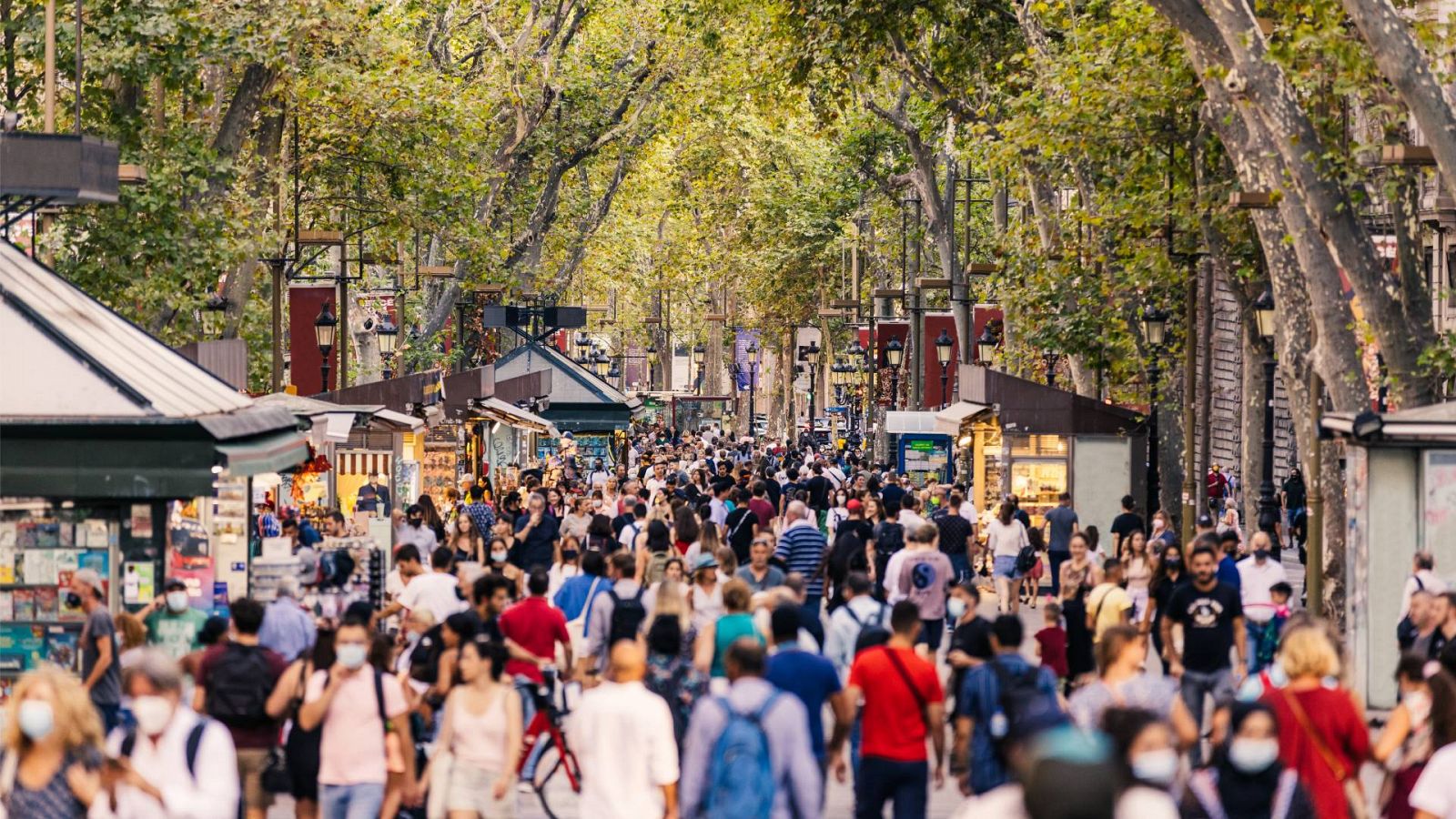 Turistas caminando por Las Ramblas, en Barcelona