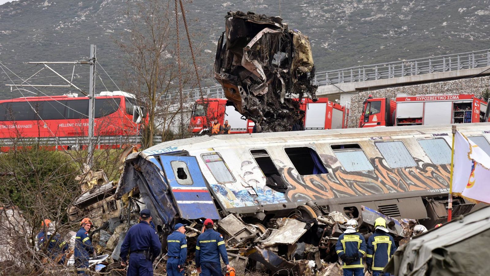 Efectivos de salvamento retirando piezas de los vagones de tren dañados tras el accidente ferroviario