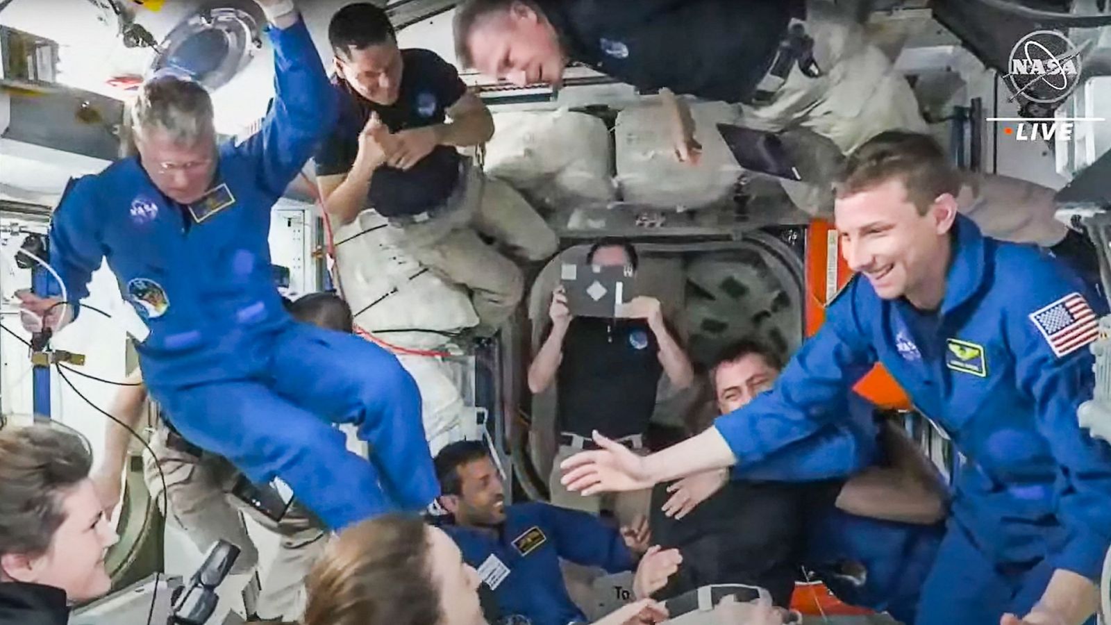 Los miembros de la misión Crew-6 son recibidos por la tripulación de la EEI