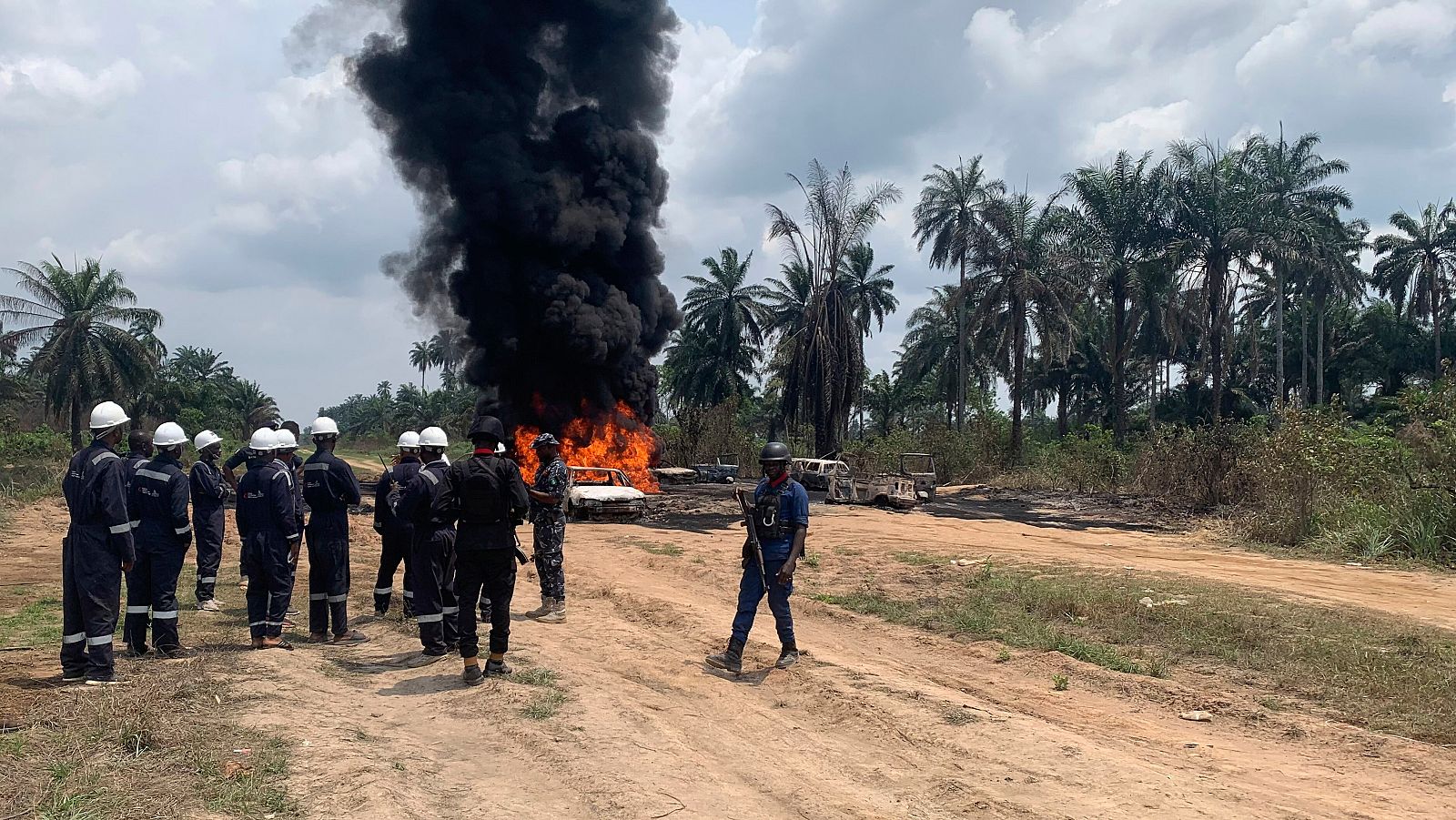 Bomberos y agentes de seguridad en el lugar de la explosión de la refinería