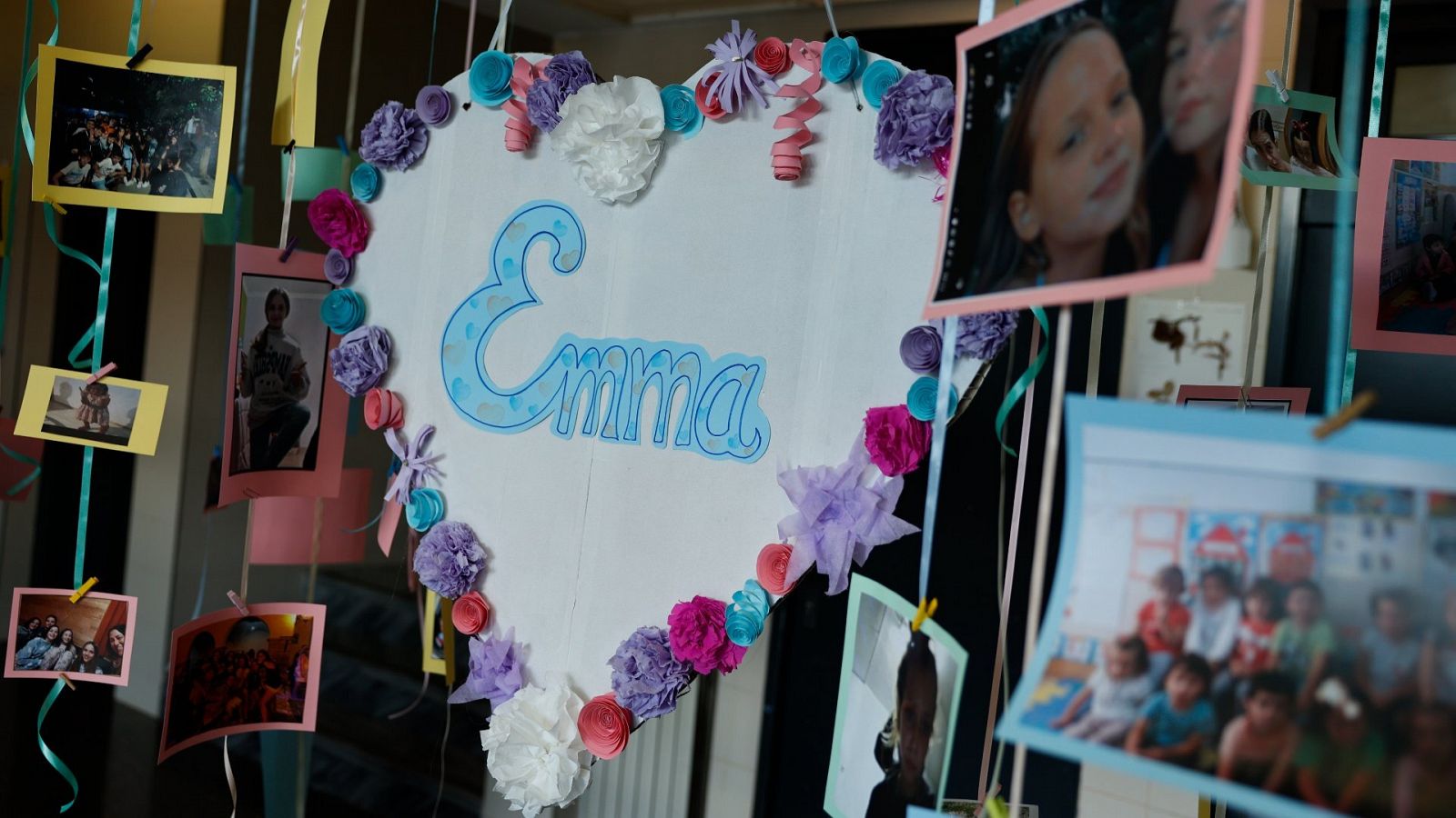 Fotografías y carteles en recuerdo de Emma, la niña de 12 años