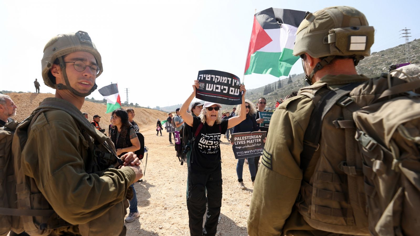 Grupos de activistas protestan contra la colonización de Cisjordania.