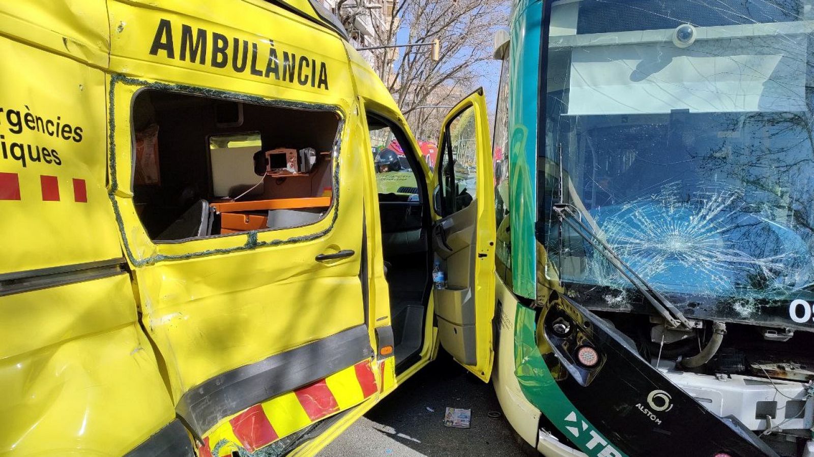 El xoc entre el tramvia i l'ambulància ha fet destrosses importants | ACN