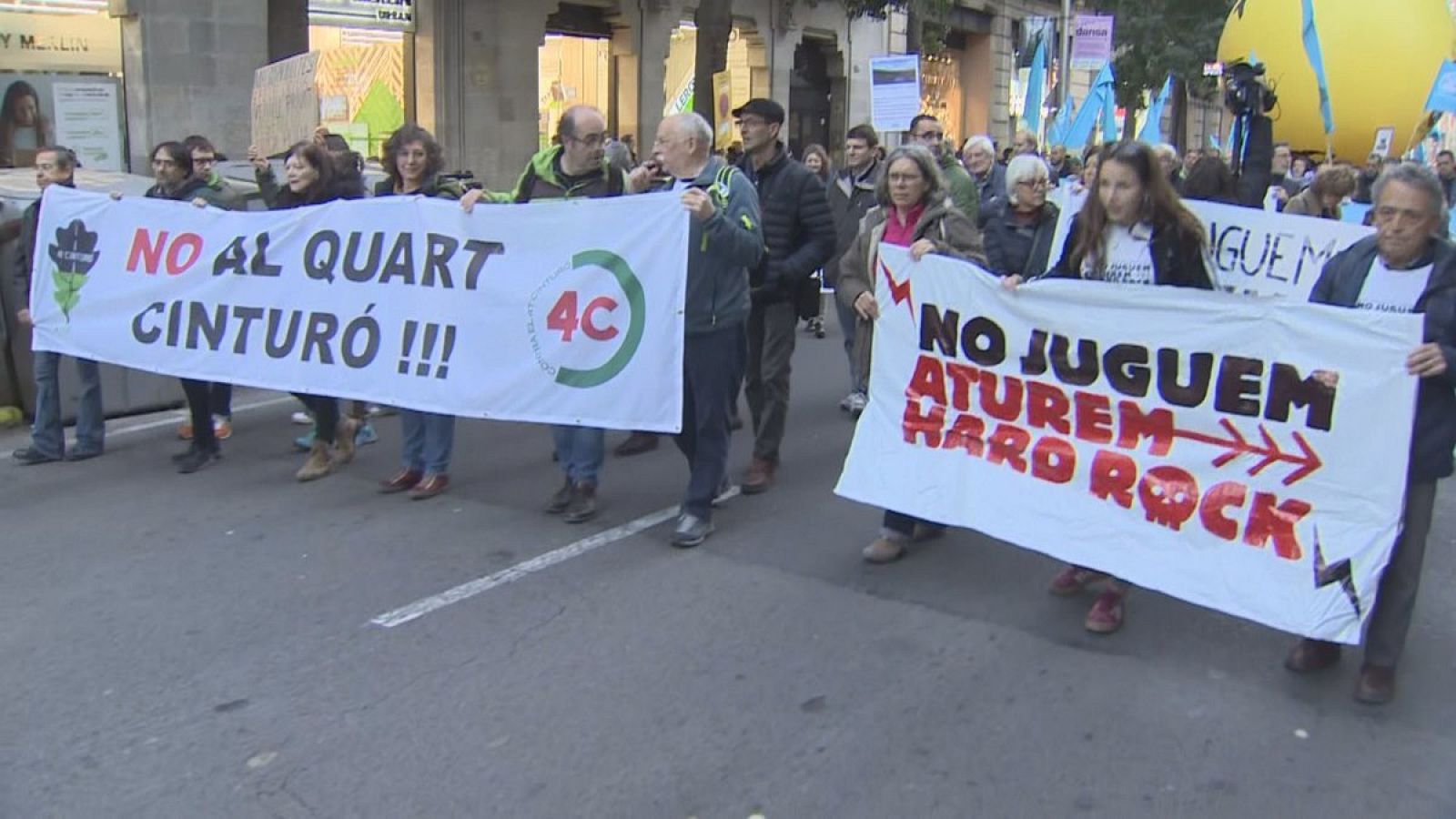 Una de les capçaleres de la manifestació que ha recorregut el centre de Barcelona