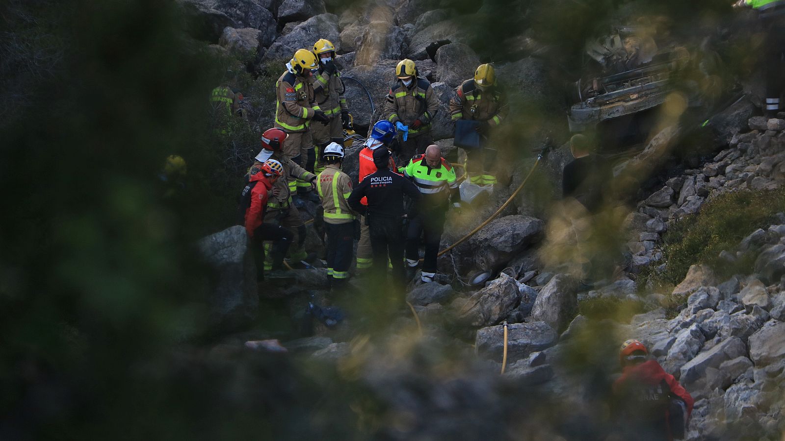 Efectius dels Bombers i dels Mossos d'Esquadra treballen al barranc per on ha caigut el vehicle | ACN