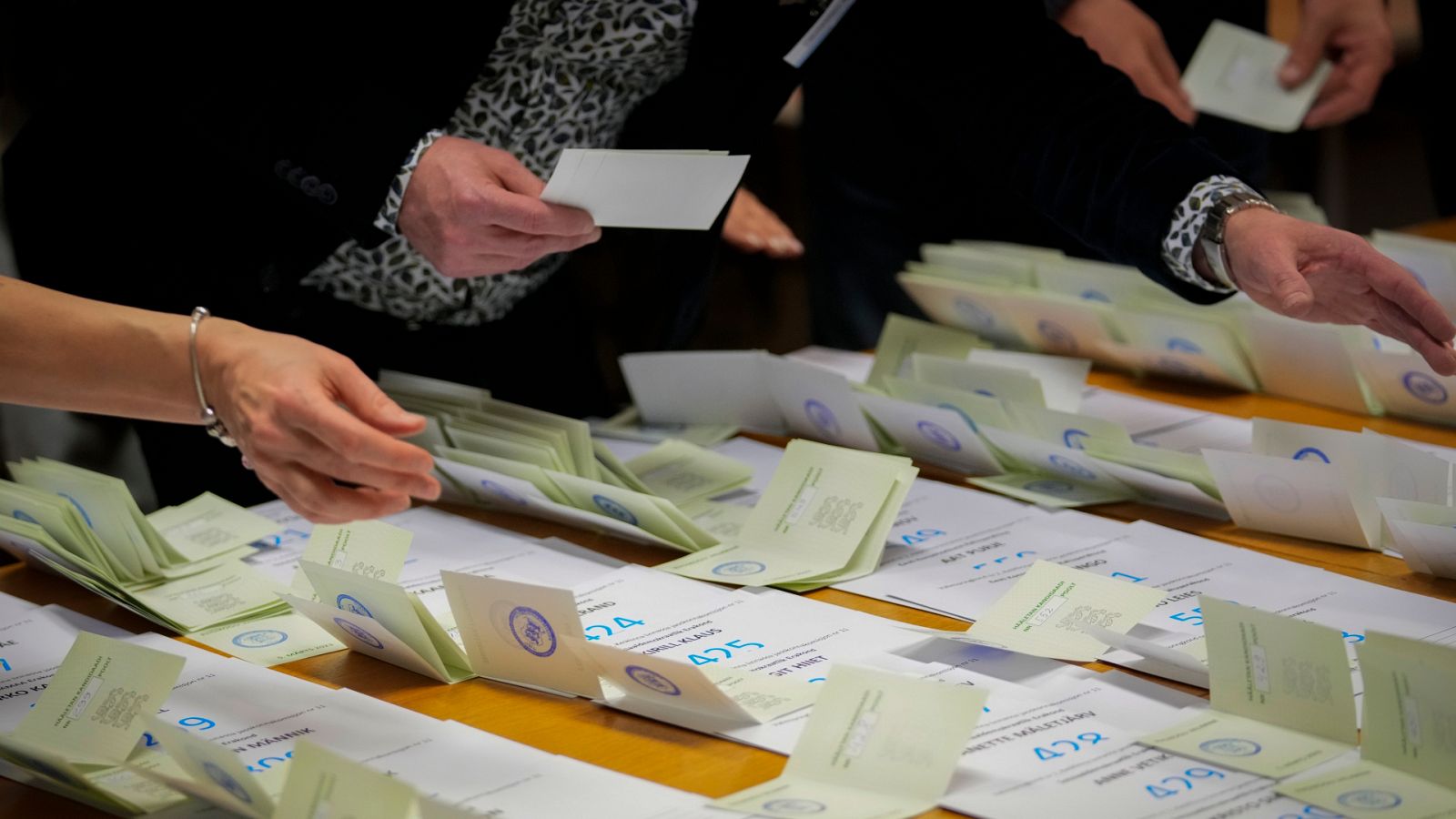 Recuento de votos en un colegio electoral en Tallin