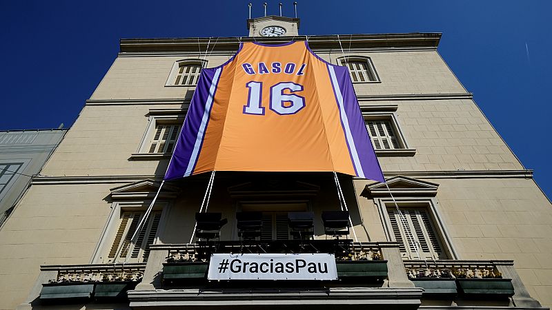 La camiseta de Pau Gasol luce en la fachada del Ayuntamiento de Sant Boi.