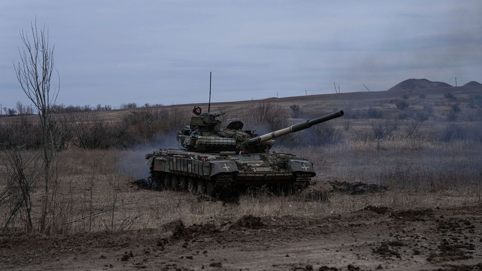 Un tanque ucraniano se dirige hacia las posiciones del frente cerca de Bajmut