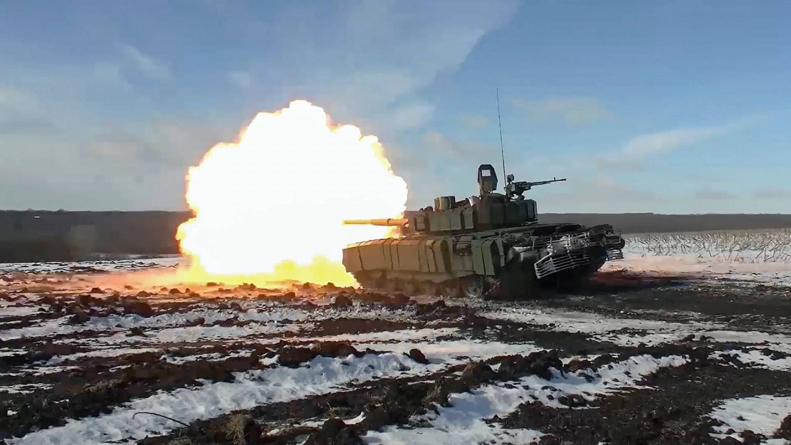 Un tanque ruso T-90 dispara en algún lugar de la región de Donetsk, en Ucrania. EFE/EPA/Servicio de Prensa del Ministerio de Defensa Ruso.