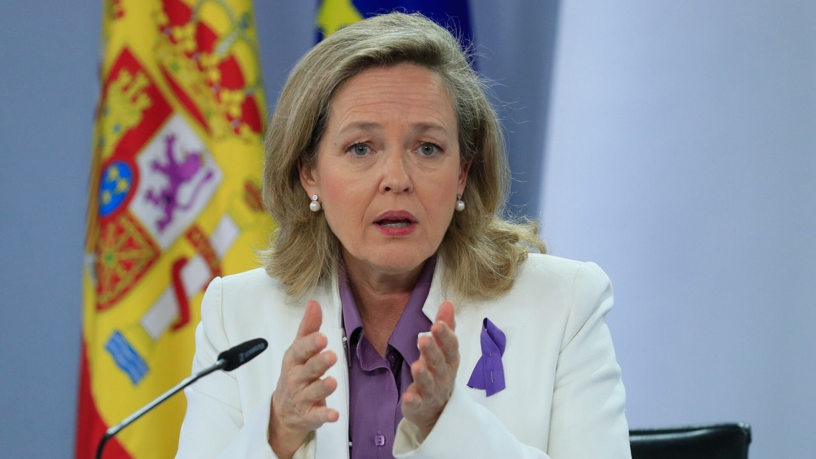 Calviño espera que los supermercados franceses ofrezcan una cesta de productos a precios limitados en España