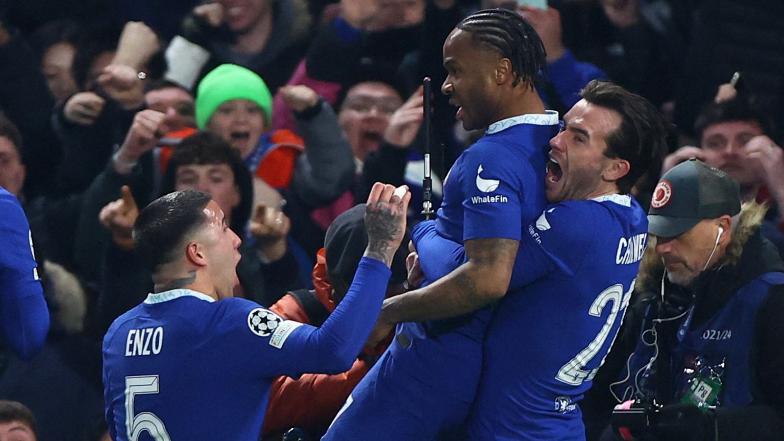 Sterling celebra con sus compañeros el primer gol del Chelsea