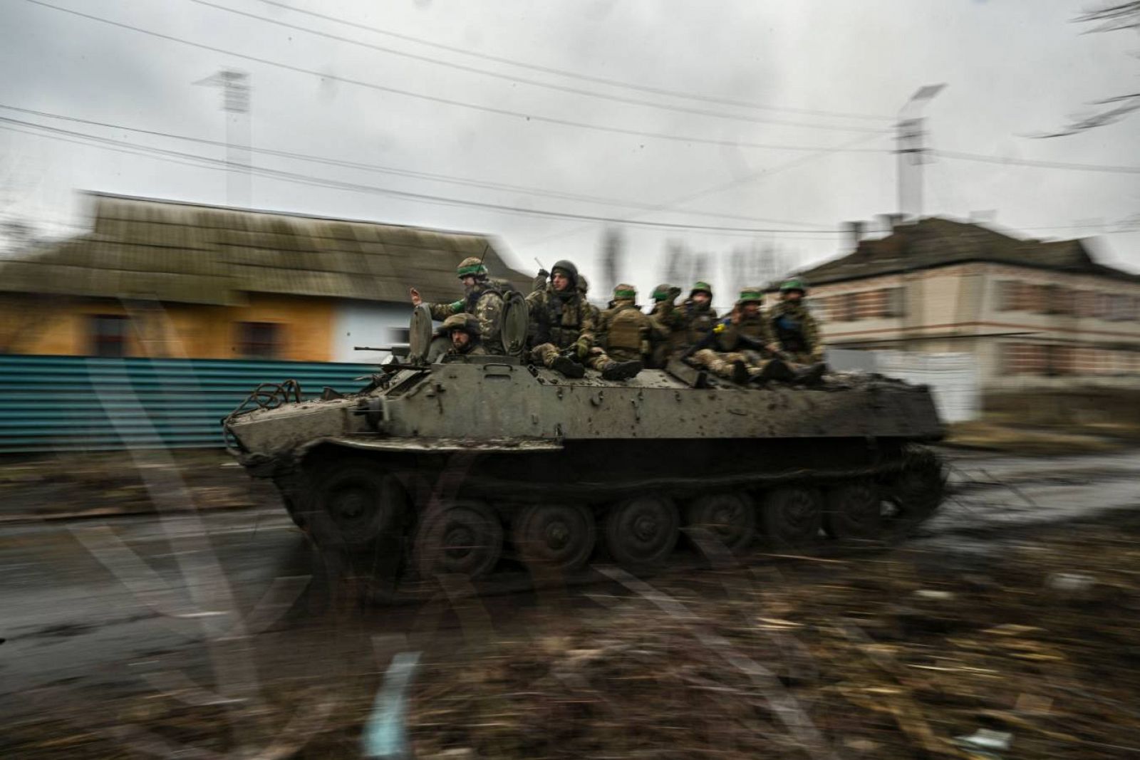 Un tanque de soldados ucranianos cerca de Bajmut.