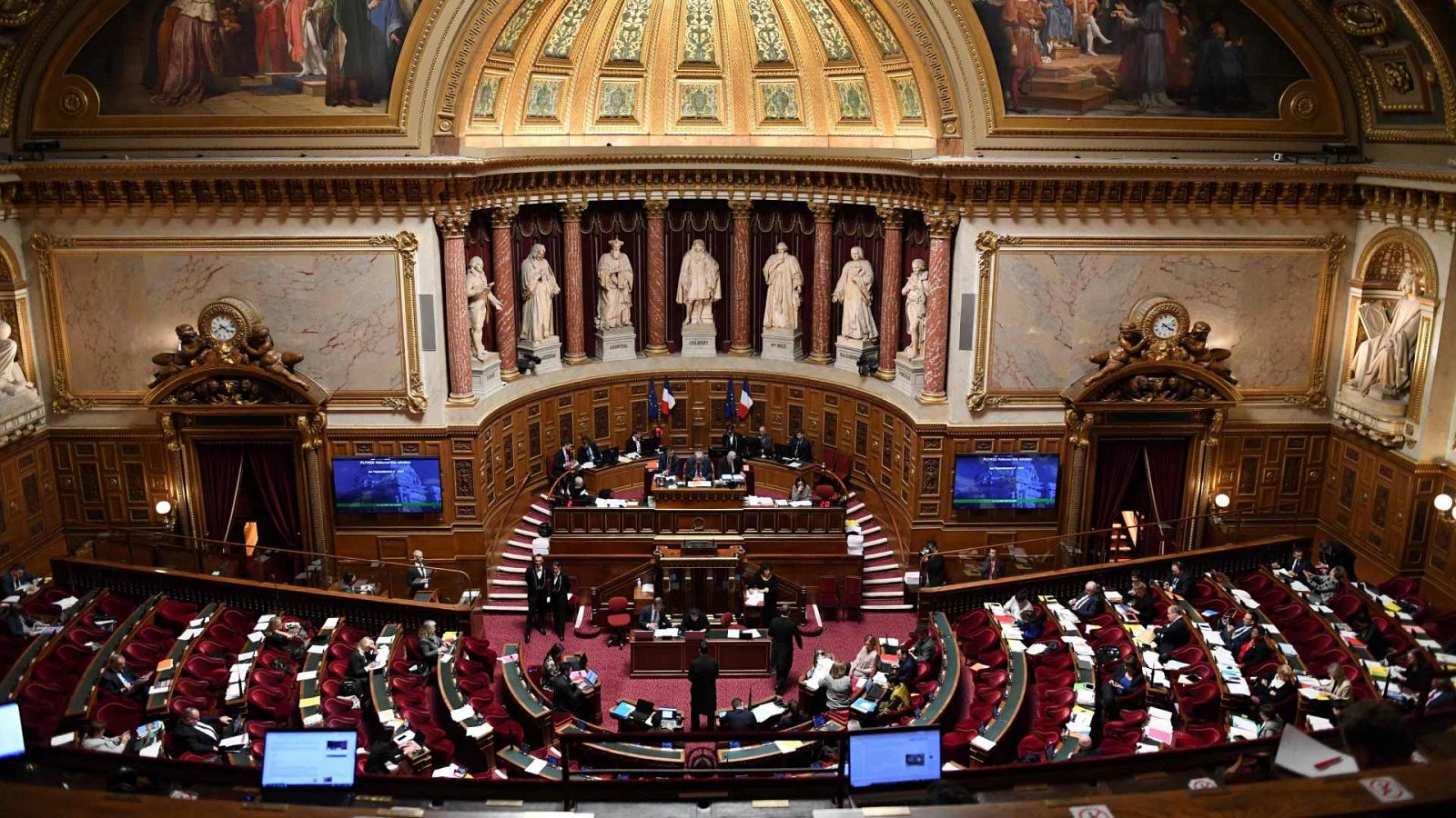 Senadores en una sesión de debate y votación sobre la reforma de las pensiones del Gobierno en el Senado francés, en París.