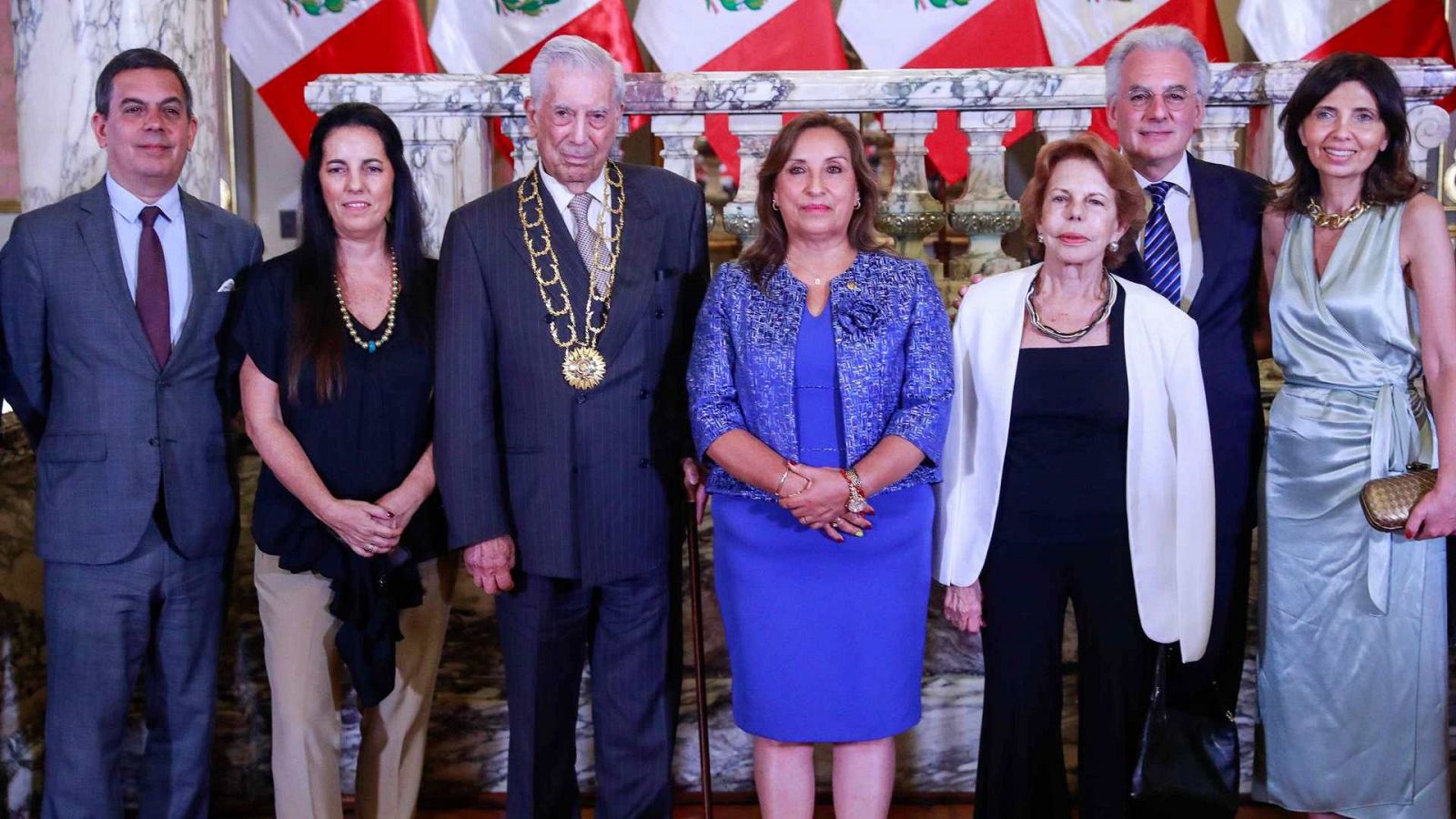 El escritor Mario Vargas Llosa tras recibir la condecoración del Gran Collar de la Orden del Sol de manos de la presidenta peruana Dina Boluarte en el Palacio de Gobierno en Lima.